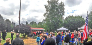 Tualatin’s Memorial Day Commemoration returns to Winona Cemetery on May 30 after two year absence Crowd in 2015 shows reason to bring your chair. Note in upper far left that Color Guard is at “order arms,” facing flag pole and the Kiosk.