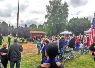 Tualatin’s Memorial Day Commemoration returns to Winona Cemetery on May 30 after two year absence Crowd in 2015 shows reason to bring your chair. Note in upper far left that Color Guard is at “order arms,” facing flag pole and the Kiosk.