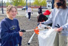 TuSN Partners with Juanita Pohl Center and Earthwise Crew A couple of excited volunteers at our Earth Day trash pick-up show us how they use teamwork and the proper tools while cleaning up their community.