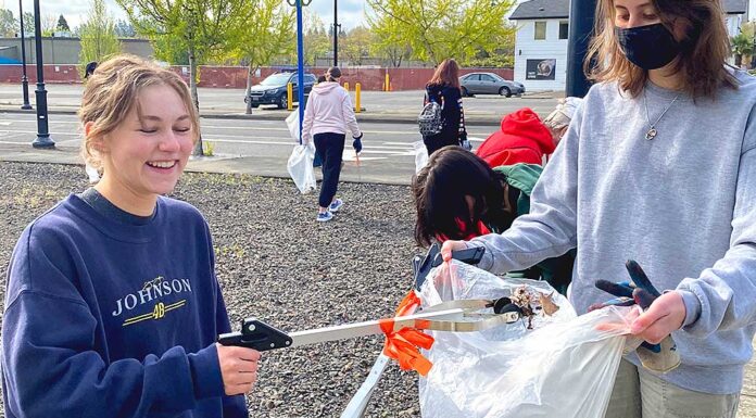 TuSN Partners with Juanita Pohl Center and Earthwise Crew A couple of excited volunteers at our Earth Day trash pick-up show us how they use teamwork and the proper tools while cleaning up their community.