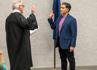 Octavio Gonzalez is only new member on City Council Tualatin Municipal Court Judge Jack Morris (left) swears in Octavio Gonzalez at the Jan. 5 City Council meeting.