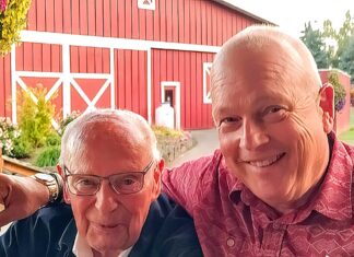 Long-time Portland Trail Blazers announcer Bill Schonely dies at 93 Bill Schonely and the author at Eggers’ retirement roast (from newspapers) in 2021 at Langdon Farms.