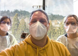 Thank you, Nurses! Nurses Joy (left) and Jennifer, a Tualatin resident and avowed reader of Tualatin Life, surround Tualatin Life publisher Michael Antonelli at OHSU hospital.