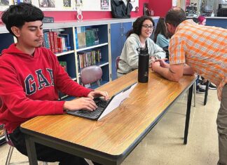 Intercambio: Finding Fellowship in School and Beyond Daniel works on an assignment in Intercambio while advisor Chris Lieuallen speaks to Mia.