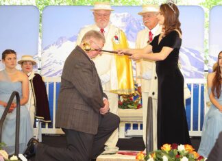 Mayor knighted as honorary Rosarian