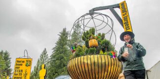 The Garden Corner celebrates 25 Years with World’s Largest Hanging Basket – Spring Edition unveiling Jonn Karsseboom, owner of The Garden Corner in Tualatin, unveils the new 2025 spring edition of the world's largest hanging basket. PHOTO/JOSIAH PENSADO