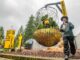 The Garden Corner celebrates 25 Years with World’s Largest Hanging Basket – Spring Edition unveiling Jonn Karsseboom, owner of The Garden Corner in Tualatin, unveils the new 2025 spring edition of the world's largest hanging basket. PHOTO/JOSIAH PENSADO