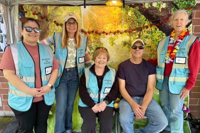 Tualatin CIO members at a neighborhood fair