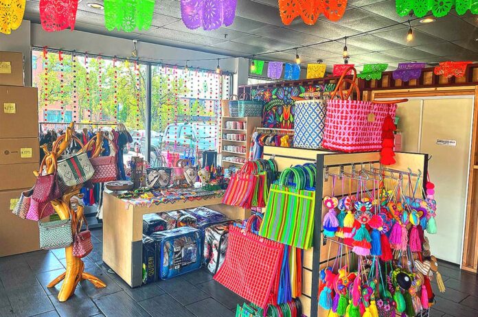 In addition to food and groceries, La Barca Guerrero also offers commodities like hand-bags, clothing and toys.