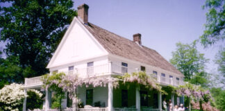 Tualatin’s Jewel… The Sweek House Sweek House tour and tea, sponsored by the Tualatin Historical Society in 1995. Althea Pratt-Broome guided visitors through the house, while historical society members poured tea on the veranda.