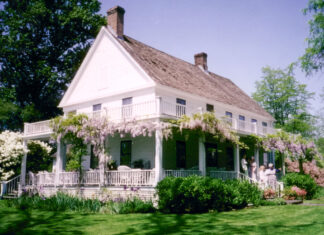 Tualatin’s Jewel… The Sweek House Sweek House tour and tea, sponsored by the Tualatin Historical Society in 1995. Althea Pratt-Broome guided visitors through the house, while historical society members poured tea on the veranda.